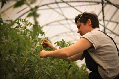 Femme en agriculture biologique